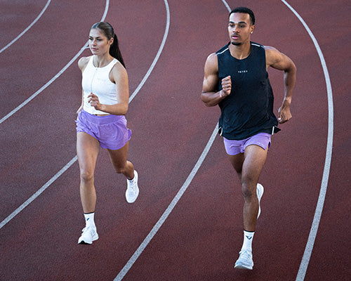 Athlètes sur une piste de course