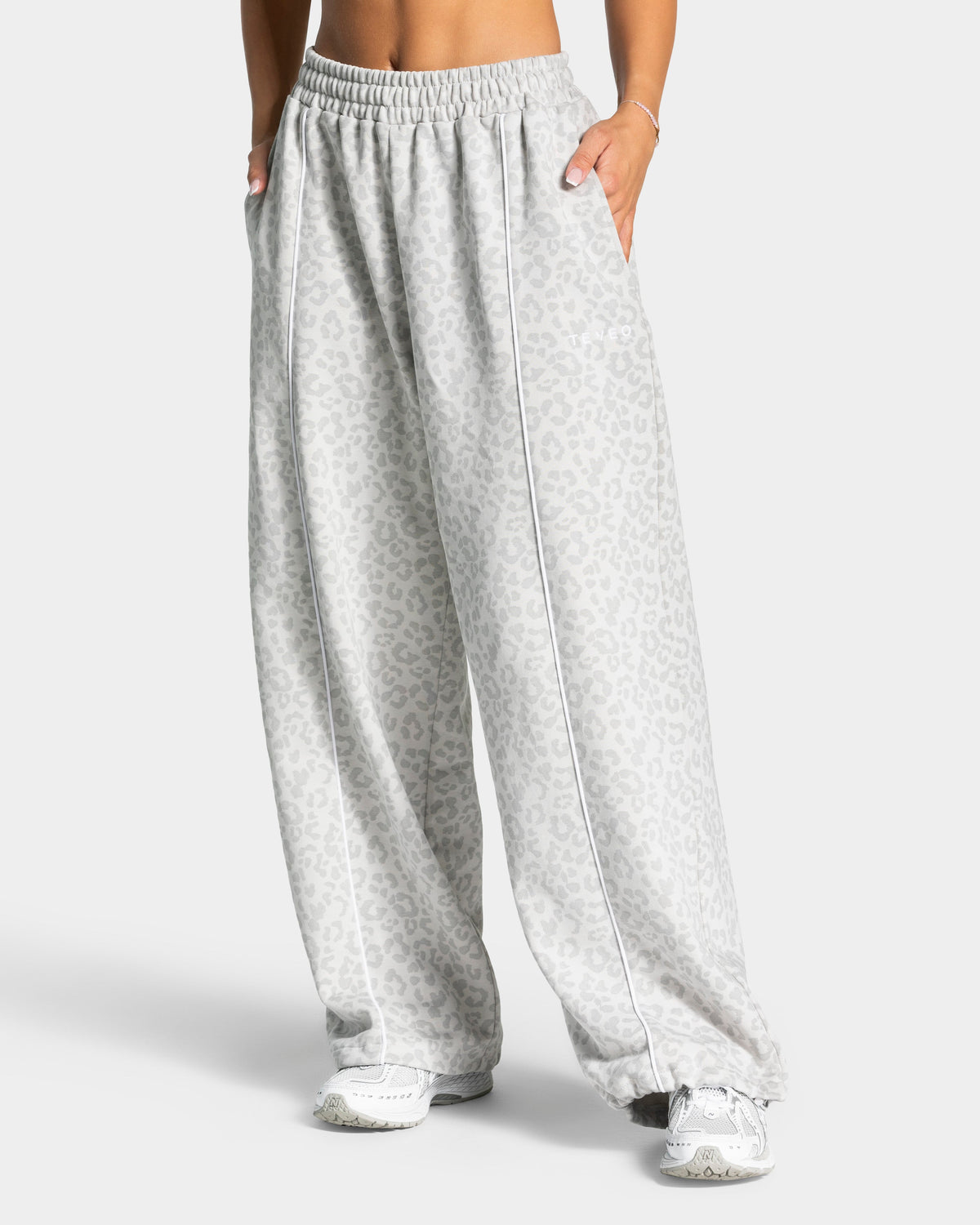 Pantalon de jogging Wide Leg Contrastline « léopard gris clair »